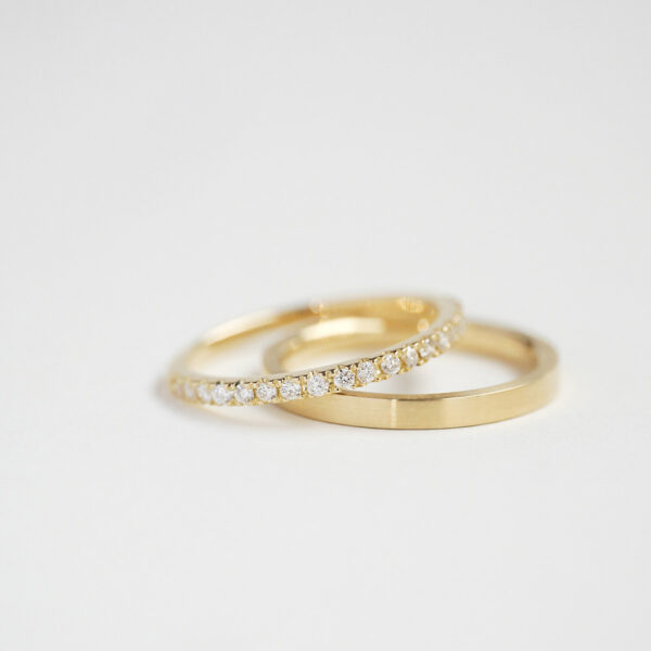 Par de Alianças de 1,5mm cravejada de diamantes minimalistas feitas a mão em ouro 18k para casamentos