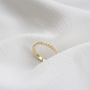 Aliança de 2mm cravejada de diamantes minimalista feita a mão em ouro 18k para casamentos