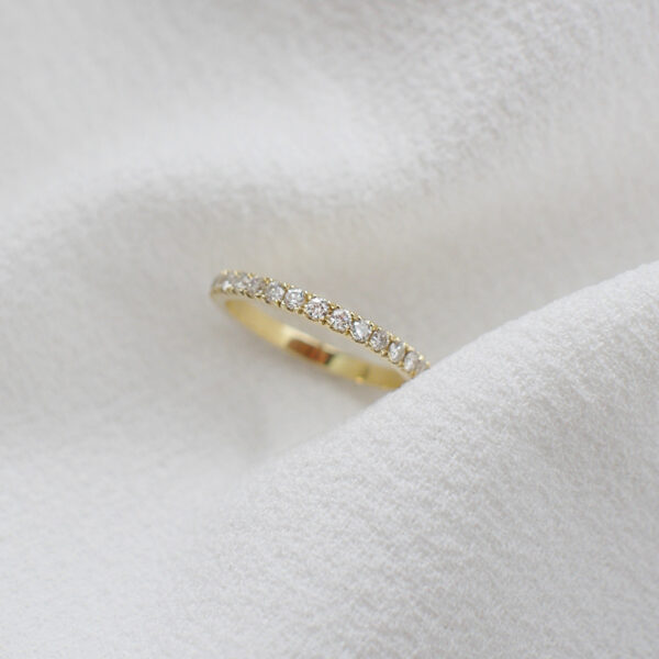 Aliança de 2mm cravejada de diamantes minimalista feita a mão em ouro 18k para casamentos