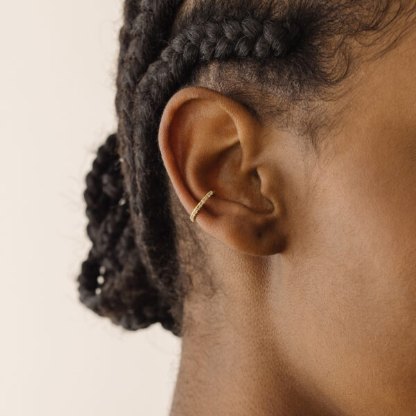 Mulher usando Ear cuff em ouro 18k feita a mão cravejada de diamantes para usar como piercing
