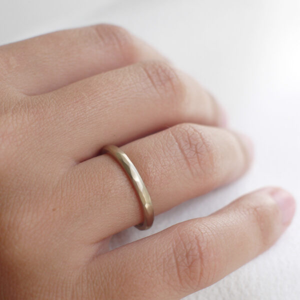 Mulher usando Aliança de casamento feita a mão em ouro 18k de 2mm facetada minimalista