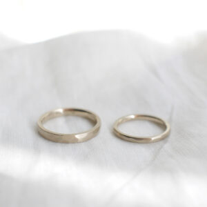 Par de Alianças para casamento feitas a mão em ouro 18k facetadas minimalistas
