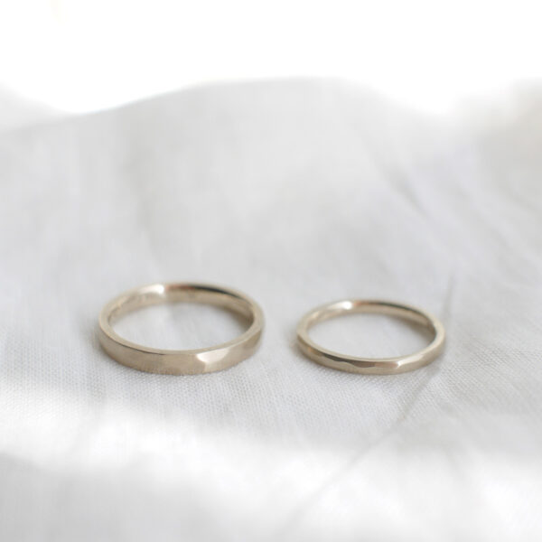 Par de Alianças para casamento feitas a mão em ouro 18k facetadas minimalistas