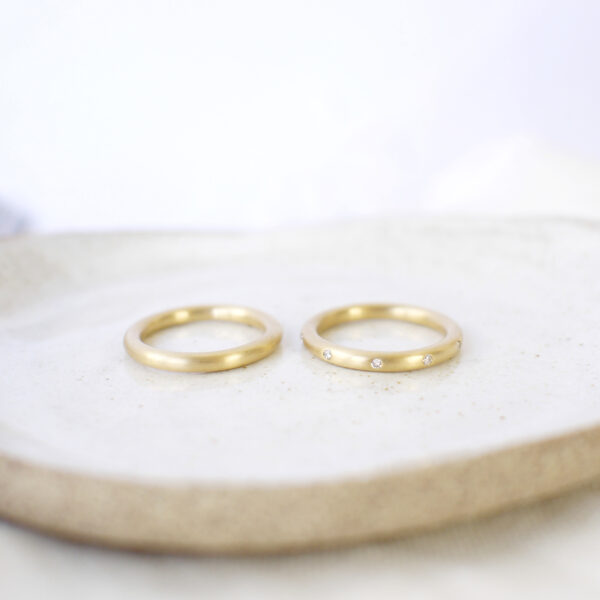 Par de Alianças de aro redondo 2,4mm minimalistas feitas a mão com diamantes em ouro 18k para casamentos