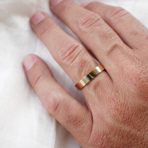 Homem usando Aliança minimalista de formato quadrado e liso feita a mão em ouro 18k para casamentos
