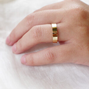 Mulher usando Aliança minimalista de formato quadrado e liso feita a mão em ouro 18k para casamentos