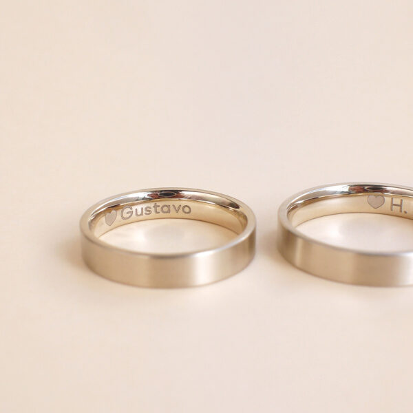 Par de Alianças minimalistas de formato quadrado e liso feitas a mão em ouro 18k para casamentos