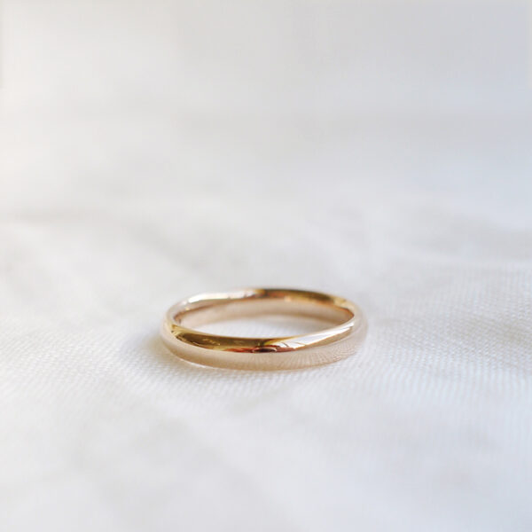 Aliança minimalista boleada feita a mão em ouro 18k com diamante para casamentos