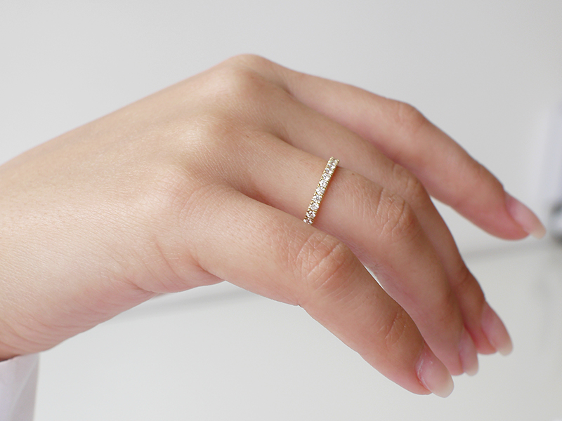 alianca-em-ouro-18k-com-meio-aro-de-diamantes