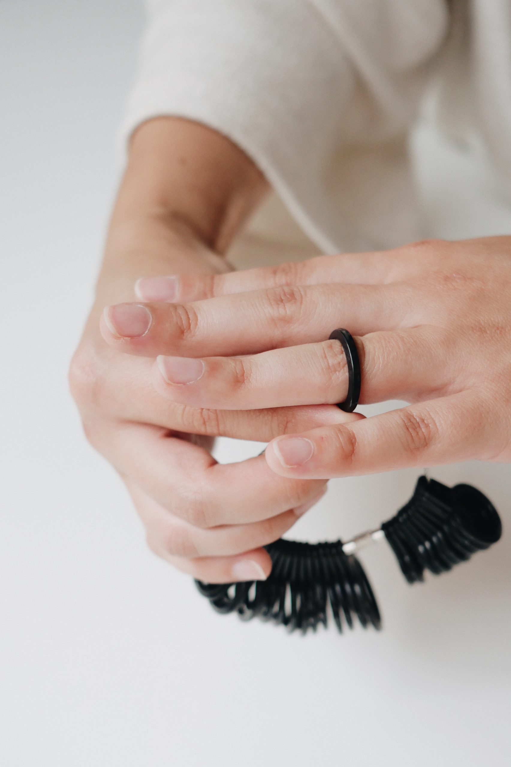 Aneleira sendo utilizada para garantir o encaixe perfeito de um anel de noivado