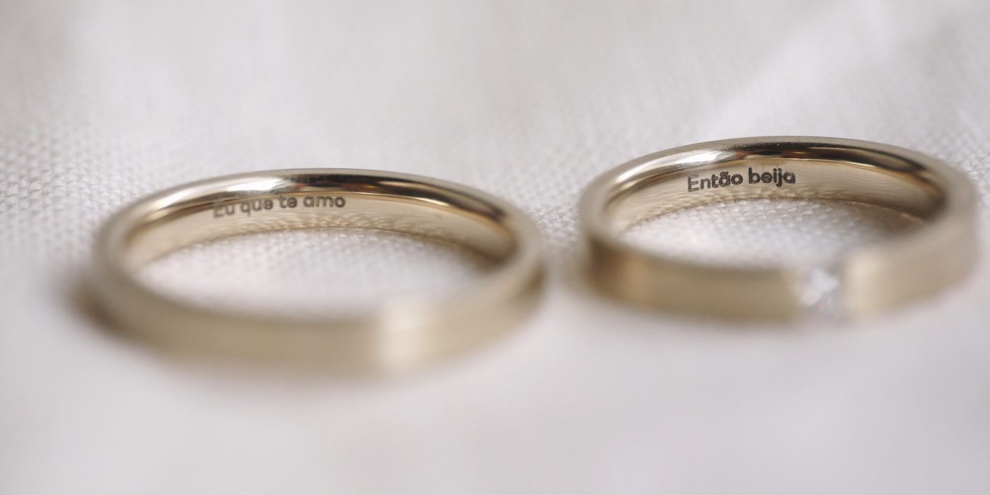 Frase romântica escrita em aliança de casamento