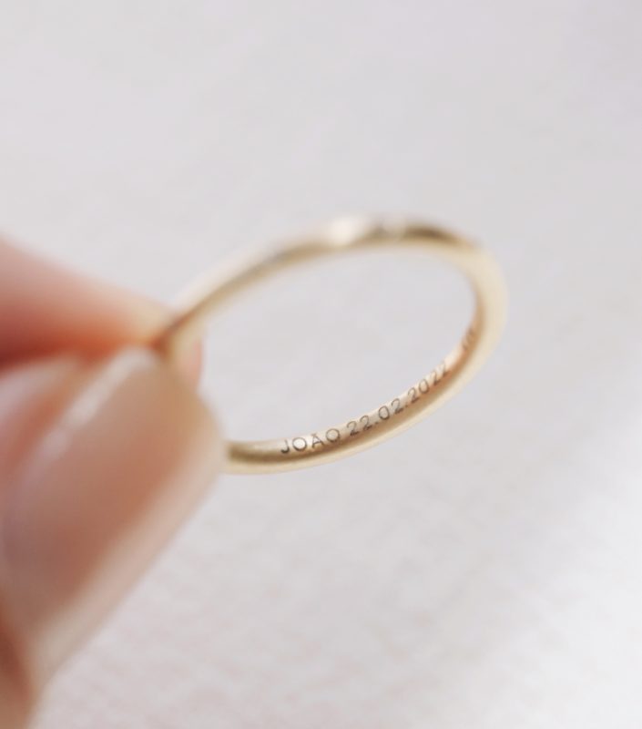 Nome e data na aliança de casamento