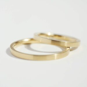 Par de Alianças minimalistas de formato quadrado e liso feitas a mão em ouro 18k para casamentos