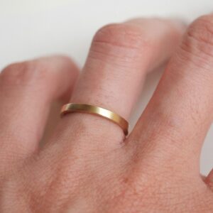 Mulher usando Aliança minimalista de formato quadrado e liso feita a mão em ouro 18k para casamentos