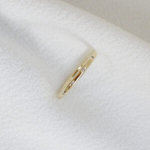 Aliança de aro redondo 1,8mm com diamantes minimalista feita a mão em ouro 18k para casamentos sobre tecido branco