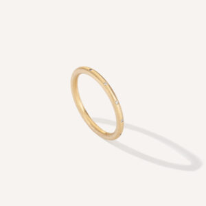 Aliança de aro redondo 1,8mm com diamantes minimalista feita a mão em ouro 18k para casamentos sobre fundo branco