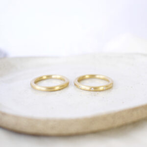 Par de Alianças de aro redondo 2,4mm minimalistas feitas a mão em ouro 18k para casamentos