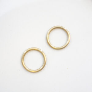 Par de Alianças de aro redondo 2,4mm minimalistas feitas a mão em ouro 18k para casamentos