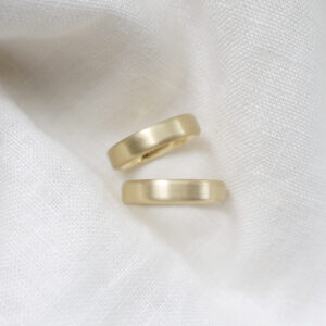 Par de Alianças de casamento feitas a mão em ouro 18k arredondadas minimalistas