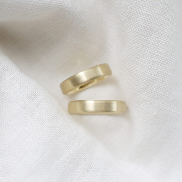 Par de Alianças de casamento feitas a mão em ouro 18k arredondadas minimalistas