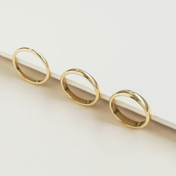 Alianças de diferentes tamanhos minimalistas feitas a mão em ouro 18k com diamantes para casamentos