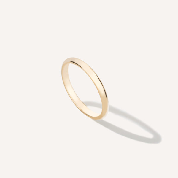 Aliança meia cana com aro de 1,5mm fina minimalista feita a mão em ouro 18k para casamentos sobre fundo branco