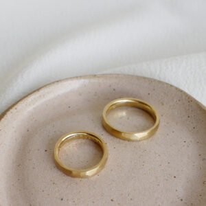 Par de Alianças de casamento feitas a mão em ouro 18k facetadas minimalistas