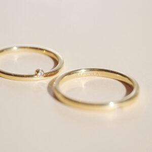 Par de alianças minimalistas feitas a mão em ouro 18k com encaixe de diamante para casamentos