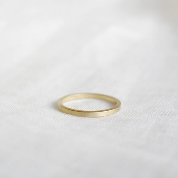aliança fina de casamento feita a mão em ouro 18k minimalista sobre tecido