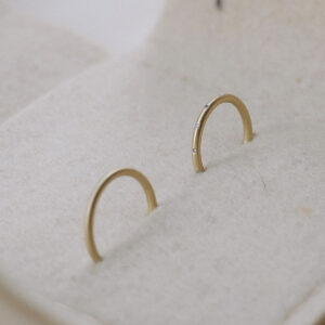 Par de alianças de aro redondo 1,8mm minimalistas feitas a mão em ouro 18k para casamentos sobre embalagem de feltro