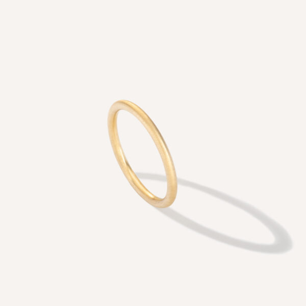 Aliança de aro redondo 1,8mm minimalista feita a mão em ouro 18k para casamentos sobre fundo branco