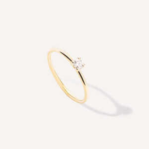Anel de noivado minimalista feito a mão em ouro 18k com diamante sobre fundo branco