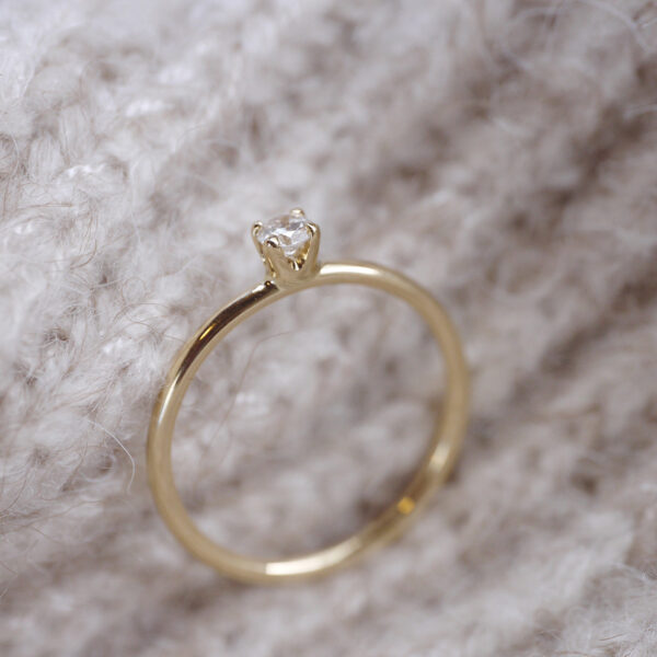 Anel de noivado minimalista feito a mão em ouro 18k com diamante sobre tecido de lã
