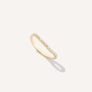 Aliança cravejada minimalista feita a mão em ouro 18k para casamentos sobre fundo branco