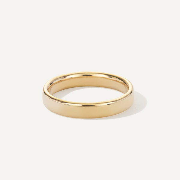 Aliança minimalista feita a mão em ouro 18k para casamentos sobre fundo branco