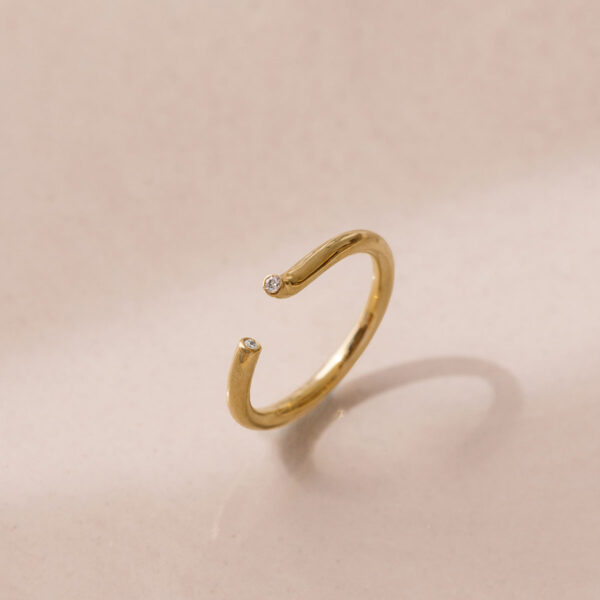 Anel aberto minimalista com dois diamantes nas extremidades feito a mão em ouro 18k
