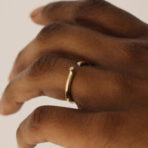 Mulher usando Anel aberto minimalista com dois diamantes nas extremidades feito a mão em ouro 18k