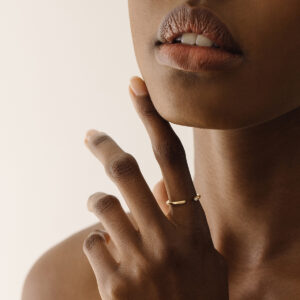 Mulher usando Anel aberto minimalista com dois diamantes nas extremidades feito a mão em ouro 18k
