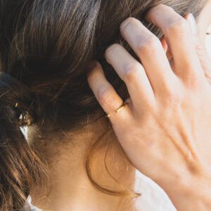 Mulher usando Anel aberto minimalista em ouro 18k feito a mão com aro arredondado