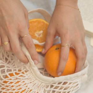 Mulher usando Anéis minimalistas feitos a mão em ouro 18k com curvas e diamantes
