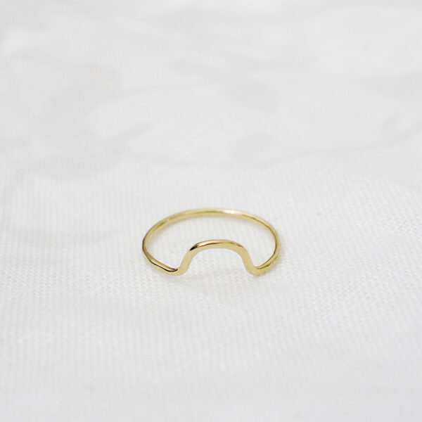 Anel minimalista feito a mão em ouro 18k com curva