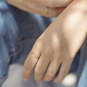 Mulher usando Anéis minimalistas feitos a mão em ouro 18k com curvas e diamantes
