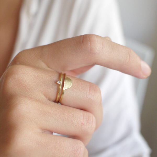 Mulher usando Anéis minimalistas feitos a mão em ouro 18k com diamante e meia lua martelada