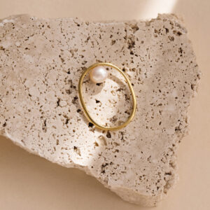 Anel minimalista de formato oval com pérola natural feito a mão em ouro 18k