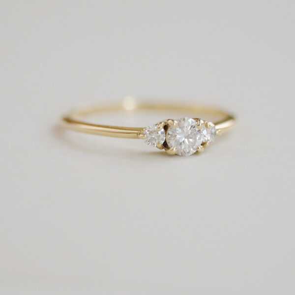 Anel de noivado em ouro 18k com diamante de 18p minimalista feito a mão