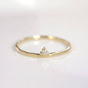 Anel martelado em ouro 18k com diamante minimalista para noivado