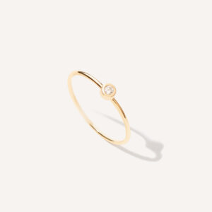 Anel de aro arredondado minimalista feito a mão em ouro 18k com diamante sobre fundo branco
