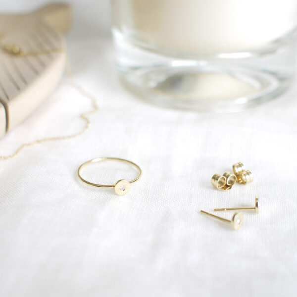 Pulseira, Anel e brinco minimalistas com diamante feitos a mão em ouro 18k sobre tecido branco