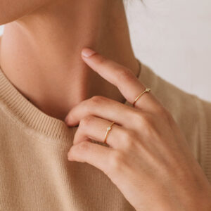 Mulher usando Anel de aro fino minimalista feito a mão em ouro 18k com diamante