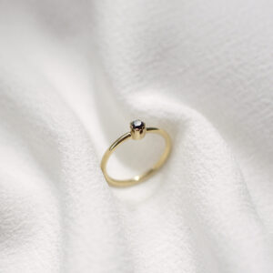 anel solitário de noivado em ouro 18k e diamante negro minimalista e feito à mão sobre tecido